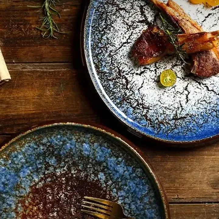 Assiettes en céramique émaillée dressées sur une table en bois