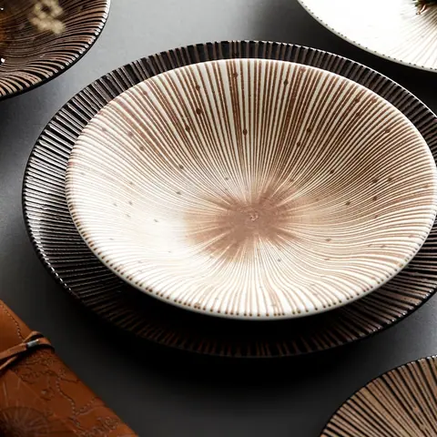 Assiette creuse Plénitude en céramique, décor rayonnant