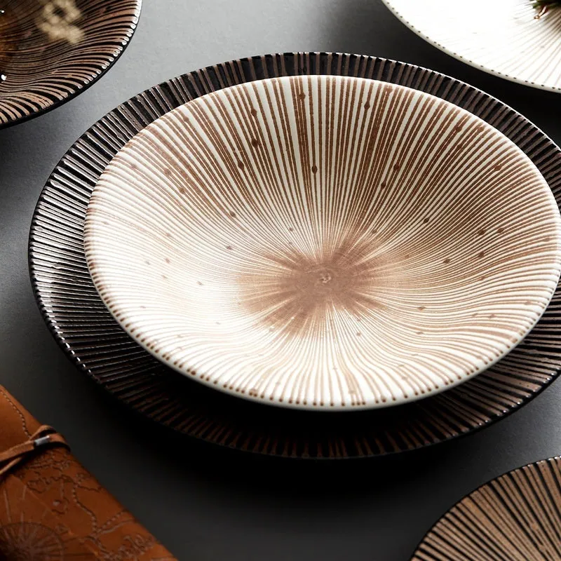 Assiette creuse Plénitude en céramique, décor rayonnant, mise en situation