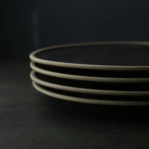 Assiette en grès émaillé noir semi-mat Clématite, 21 cm