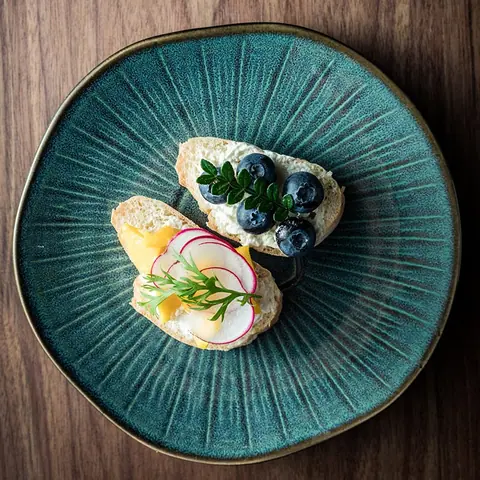 Assiette japonaise en grès à relief rayonnant Kanazawa