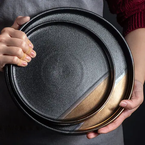 Assiette japonaise en céramique noire et or Rubis