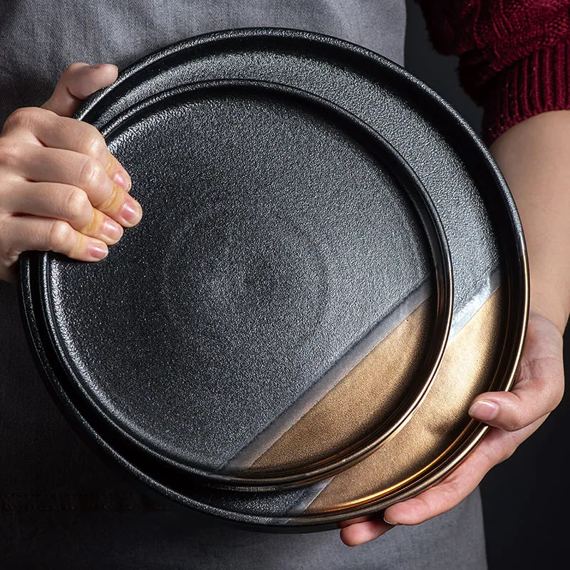 Assiette japonaise en céramique noire et or Rubis