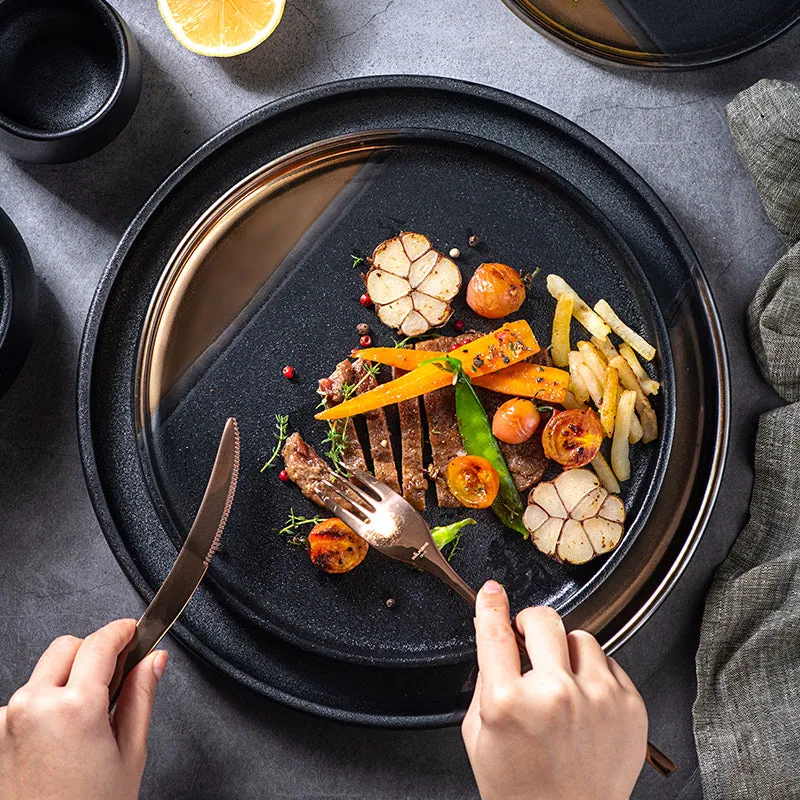 Assiette japonaise en céramique noire et or Rubis, vue 3