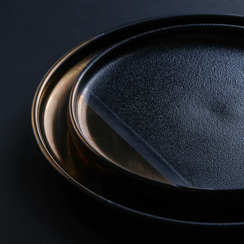 Assiette japonaise en céramique noire et or Rubis, vue 4