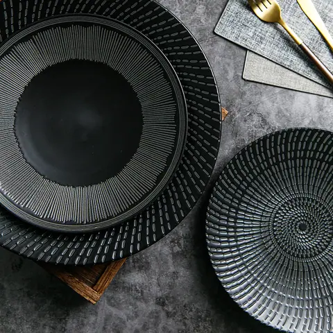 Assiette japonaise en grès émaillé noir Yanaka