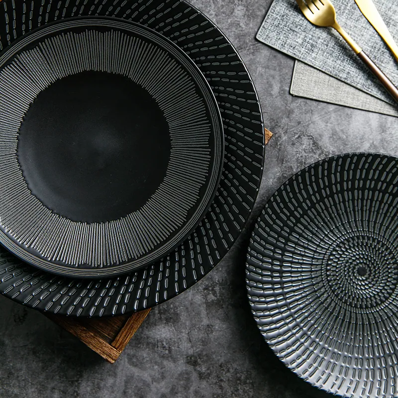 Assiette japonaise en grès émaillé noir Yanaka
