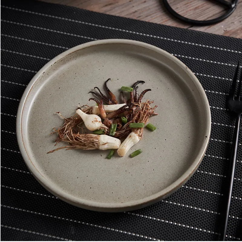 Assiette japonaise en grès émaillé Zéphyr, 20 et 22,5 cm