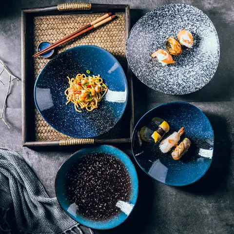 Assiette japonaise en grès émaillé bleu à motif floral Zinnia