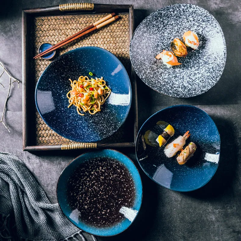 Assiette japonaise en grès émaillé bleu à motif floral Zinnia