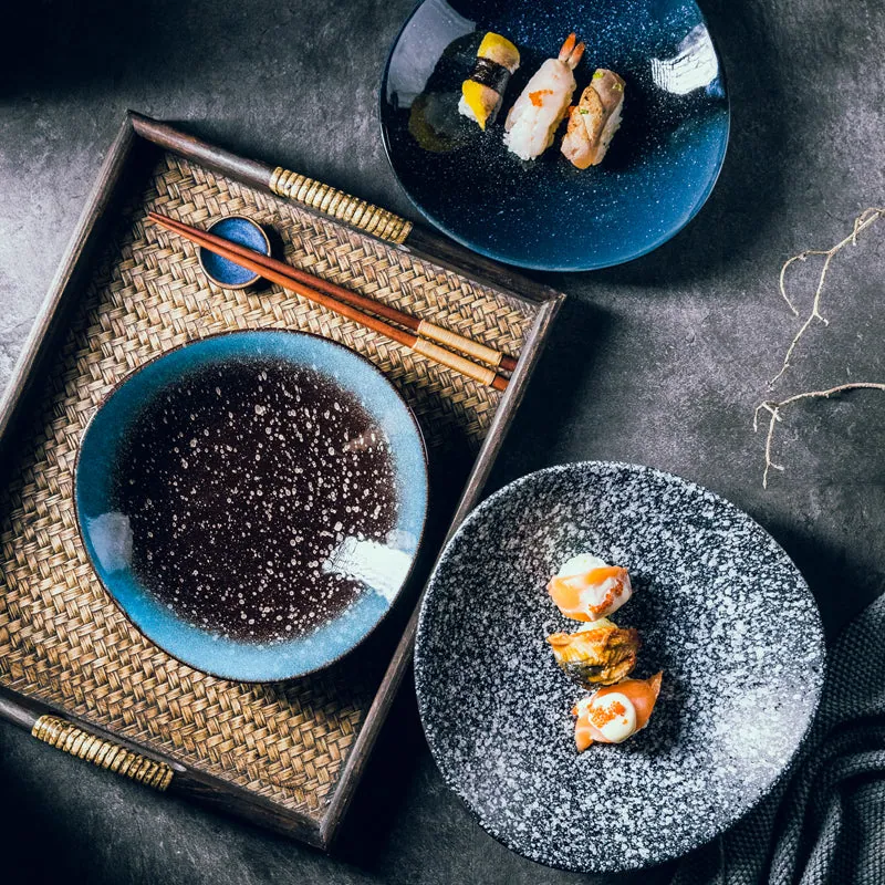 Assiette japonaise en grès émaillé bleu à motif floral Zinnia, vue 2