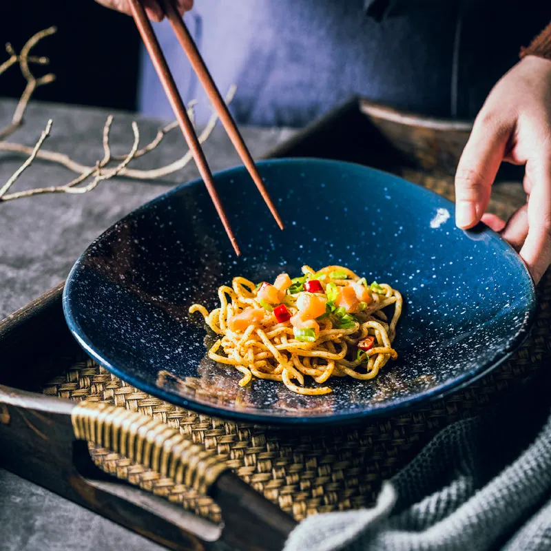 Assiette japonaise en grès émaillé bleu à motif floral Zinnia, vue 3