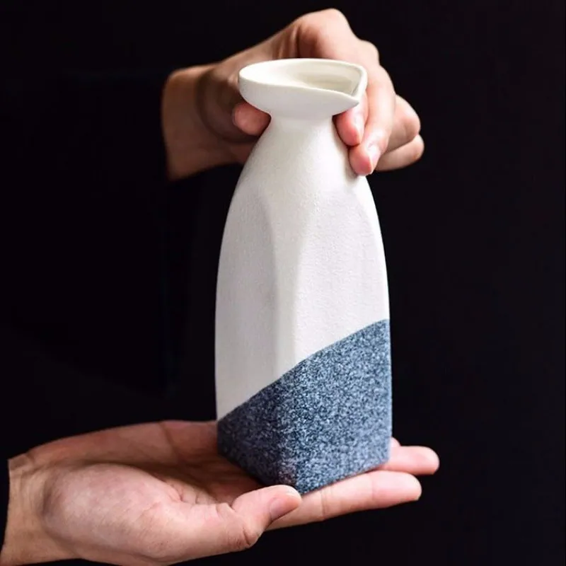 Set à saké japonais en grès Nadir : carafe et tasses, vue 3