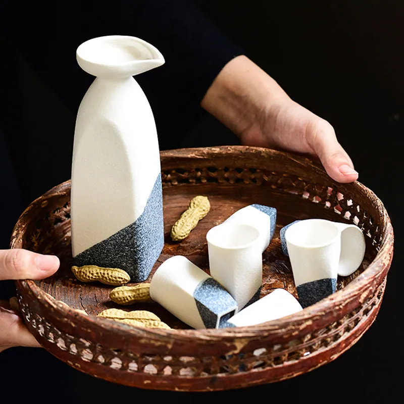 Set à saké japonais en grès Nadir : carafe et tasses, vue 5