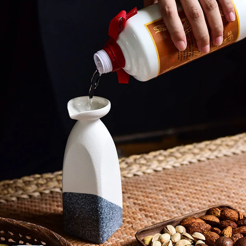 Set à saké japonais en grès Nadir : carafe et tasses, vue 6
