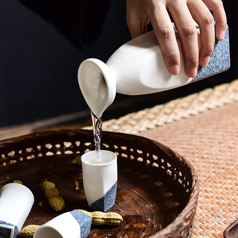 Set à saké japonais en grès Nadir : carafe et tasses, vue 7