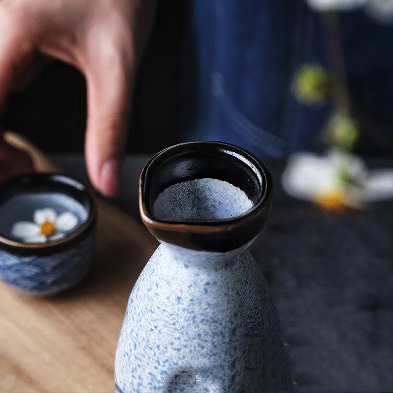 Set à saké japonais en céramique Zénith : carafe tokkuri et tasses, vue 2