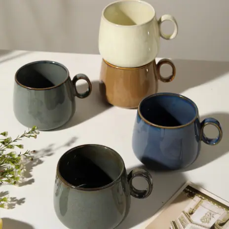Tasse en grès émaillé avec anse Cramoisi