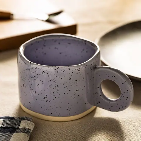 Tasse en grès mouchetée à anse ronde Sable