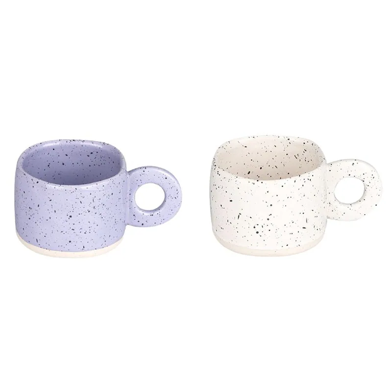 Tasse en grès mouchetée à anse ronde Sable, vue 4