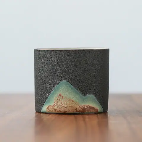 Tasse japonaise en grès texturé, motif montagne Bizen