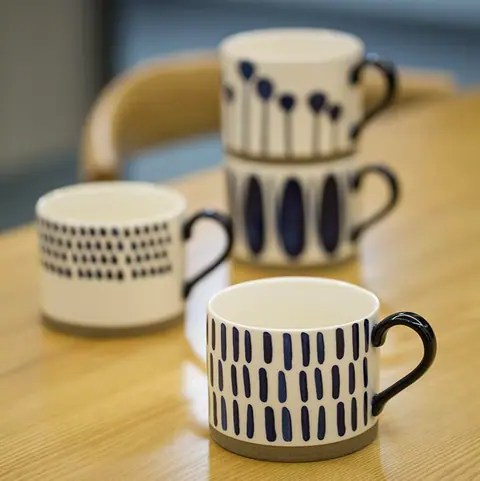 Tasse japonaise en grès à glaçure brune et cuivrée Braise