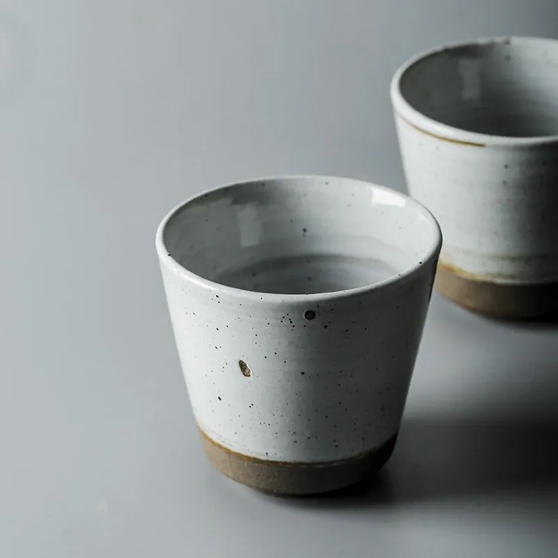 Tasse japonaise en grès émaillé blanc moucheté Tokkuri, vue 2