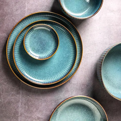 Vaisselle en porcelaine, collection Noyer, bols et assiettes